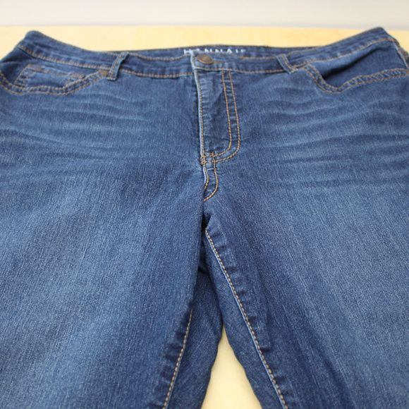Hannah Woman's 16 Blue Jeans with Embelish Pockets - Picture 2 of 3